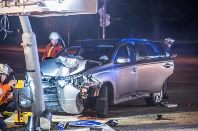 Remseck: SUV faehrt gegen Mast - 2 Verletzte - Feuerwehr muss Ampelmast sichern